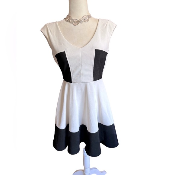 🍁 BUNDLE ONLY - 5/$15 Guess Colorblock A-Line Dress, size xs - Picture 1 of 5